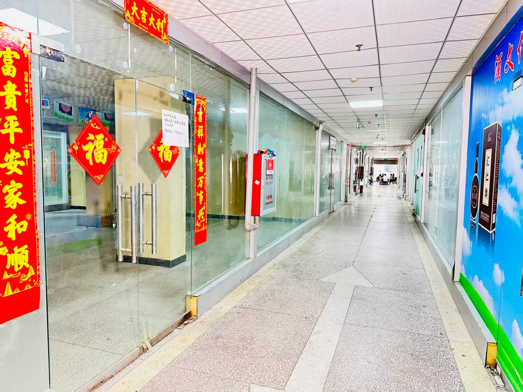 五洲国际工业博览城园区位于洛阳市老城区春都路商贸核心区域，周边商业氛围成熟，交通便利，配套完善。依托传统副食品商贸资源，园区具备良好的经营基础和人气优势，是企业办公、商品展示、批发零售及创业发展的理想选择。